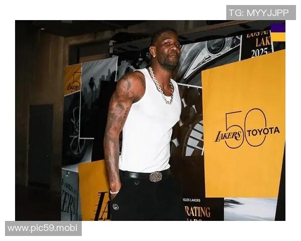 气质非凡！湖人官媒晒球员周末入场穿搭照